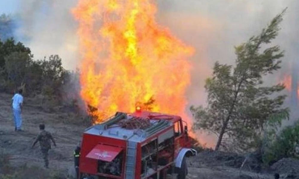 Ανατράπηκε όχημα της Πυροσβεστικής ενώ πήγαινε στην κατάσβεση φωτιάς στη Σαλαμίνα (Βίντεο)